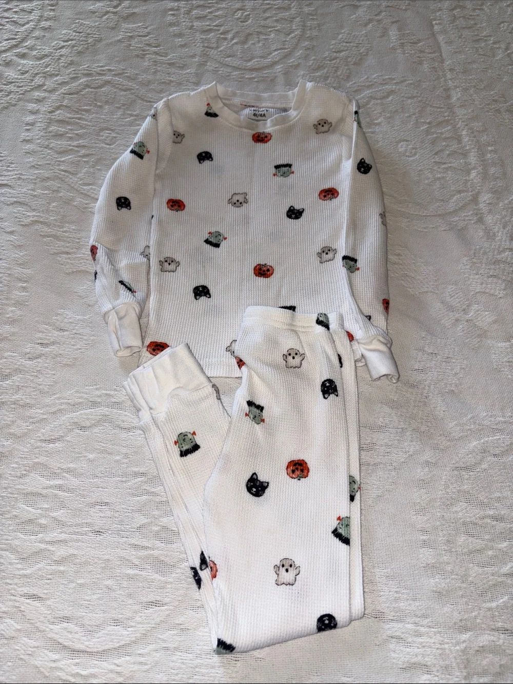 Carter’s Kids Unisex White Halloween Print Thermal Pajama Set EUC 4T